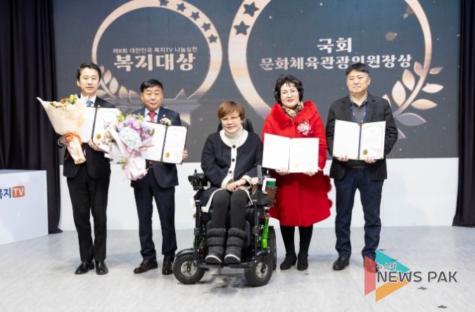 송바우나 안산시의회 의장이 지난 28일 ‘나눔실천 복지대상 국회 문화체육관광위원장상’을 수상했다. 사진 맨 왼쪽이 송바우나 의장.