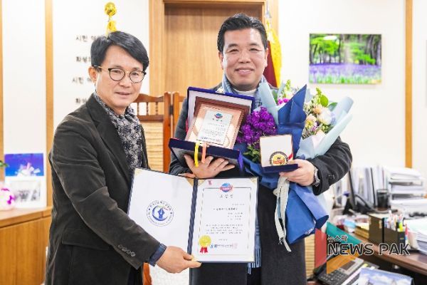 화성시의회 이계철 의원이 (사)한국신문방송인협회로부터 2023 대한민국사회발전대상을 수여받고 있다.
