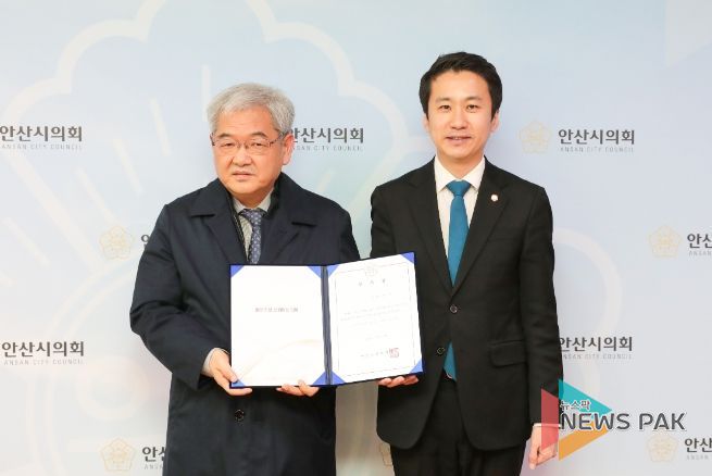 안산시의회가 8일 의장실에서 입법고문 위촉식을 열었다. 사진 오른쪽이 송바우나 의장, 왼쪽이 의회 입법고문으로 위촉된 박기영 국회의정연수원 교수.