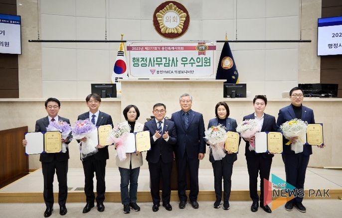 왼쪽부터 김윤선, 이교우, 이윤미 의원, 윤원균 의장, 용인YMCA 김정연 이사장, 김희영, 박병민, 강영웅 의원