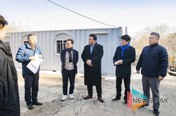 화성시의회 도시건설위원들이 삼보폐광산 현황에 대한 설명을 듣는 모습