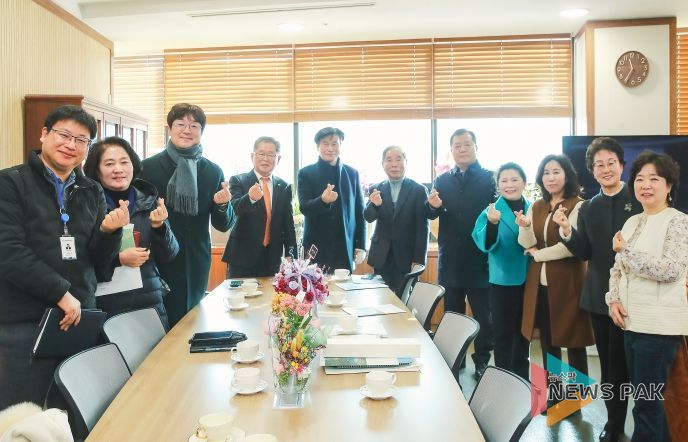 화성시화성시소공인기술인 협회와 김경희 의장, 단체 모습