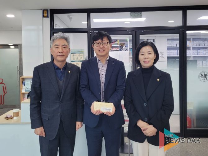 7일 군포시의회 이길호 의장(사진 왼쪽)과 신경원 부의장(사진 오른쪽)이 군포남자중장기청소년쉼터를 방문해 위문품을 전달하고 있다.