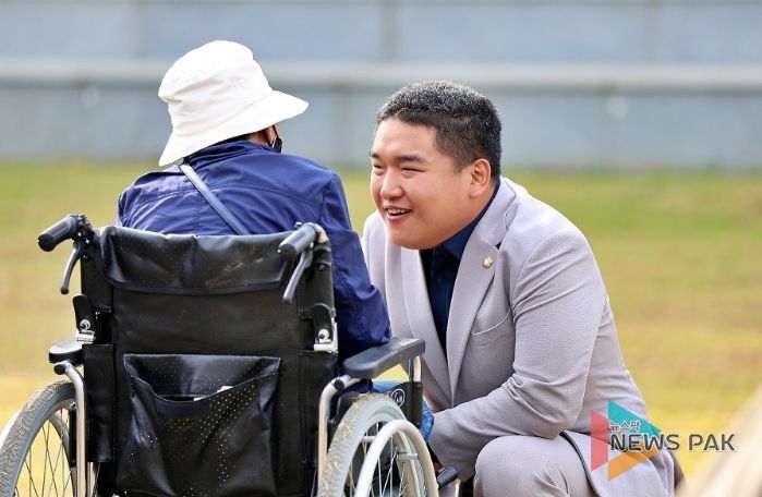 장애인체육가족 걷기대회에서 대화를 나누고 있는 한채훈 의왕시의회 의원