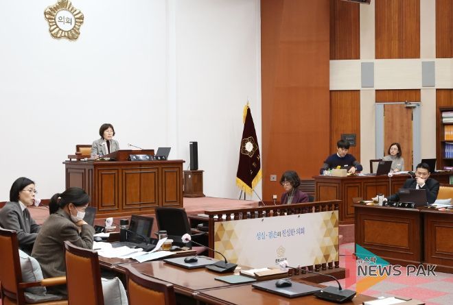 지난 21일 진행된 군포시의회 제272회 임시회 행정복지위원회 안건 심의 현장