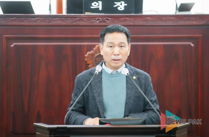 화성시의회 정흥범 의원이 제228회 화성시의회 임시회 제2차 본회의에서 시정질문을 하고 있다.