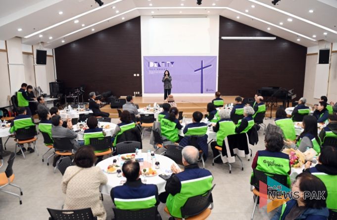 축사하는 김경희 의장과 그레이스가든 총회 참석자 모습