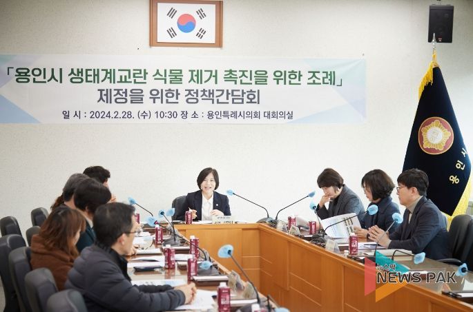 용인특례시의회 의원들과 관계자들이 조례 내용을 논의하고 있다.