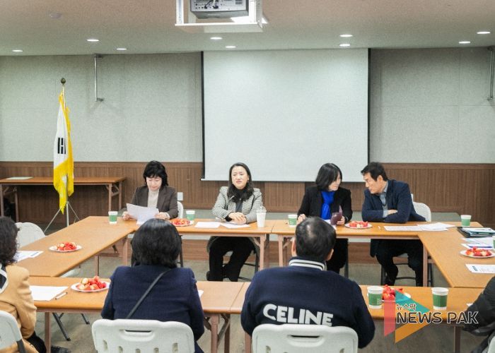 화성시의회 기획행정위원회 의원과 관계자 현수막 든 단체 사진