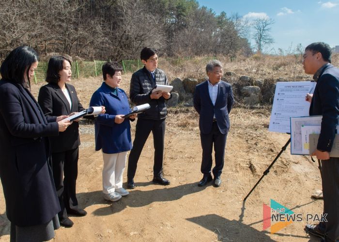 자치행정위원회 위원들이 구성적환장에서 관계자로부터 설명을 듣고 있다.