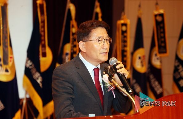 김기정 의장이 축사를 하고 있다.