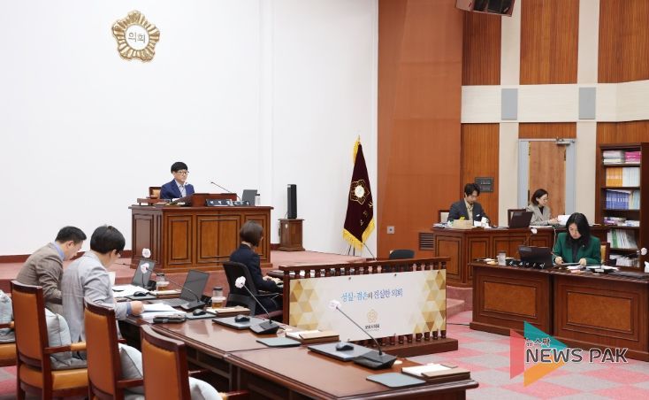 군포시의회 산업건설위원회가 제273회 임시회에서 조례 및 기타안건 심의를 진행하고 있다.