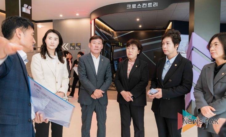 문화복지위원회 위원들이 관계자로부터 설명을 듣고 있다. 왼쪽부터 박은선, 황재욱, 김상수, 황미상, 이윤미 의원