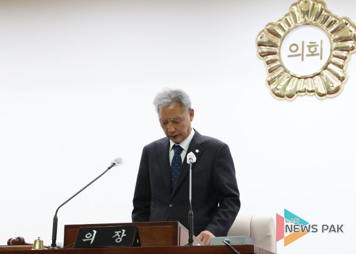 군포시의회 제273회 임시회, 제2차 본회의에서 이길호 의장이 ‘안전․보건 경영방침’을 선언하고 있다. 회기 중 공식 선언은 지방의회 중 최초다. (20240425)