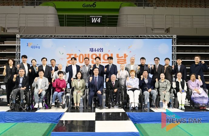 화성시의회 의원과 관계자 단체 사진