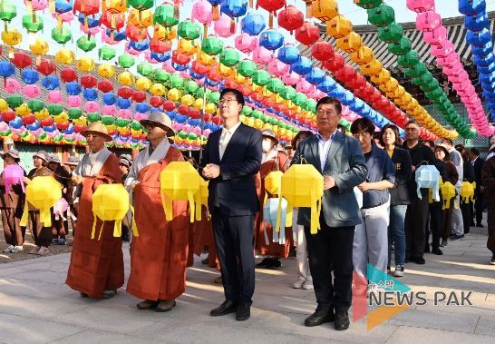 연등행사 중인 정명근 화성시장과 화성시의회 오문섭 부의장
