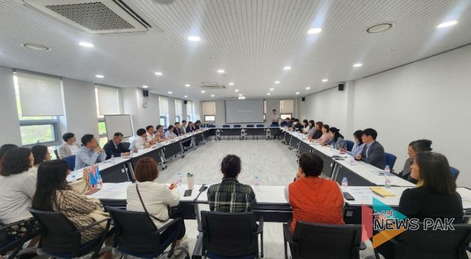 화성오산교육지원청 재무관리과에서 대응지원사업대상교 업무담당자들을 대상으로 시설 사업을 적극 지원하기 위해 현장 의견 청취를 하고 있다.