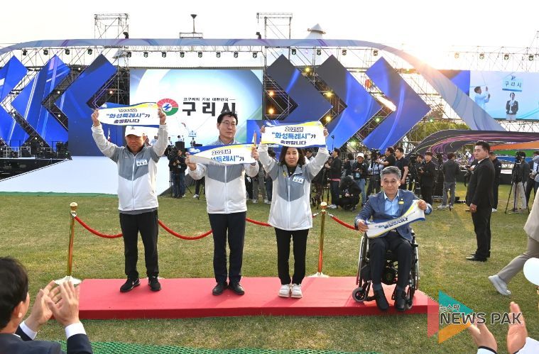 화성특례시 피켓 든 모습(좌로부터 박종선화성시체육회장, 정명근 시장, 김경희 의장, 이용운 의원)