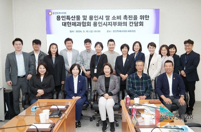 간담회 참석자들이 기념 촬영을 하고 있다.