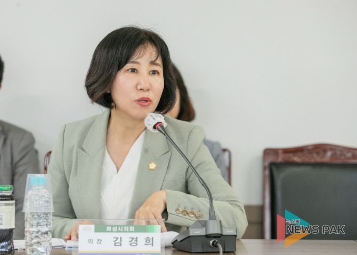 인사말하는 화성시의회 김경희 의장