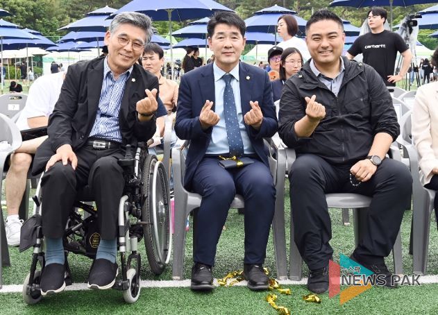 청소년의 달 기념식에 참가한 화성시의회 의원 (좌로부터 이용운, 배정수, 김상균의원)