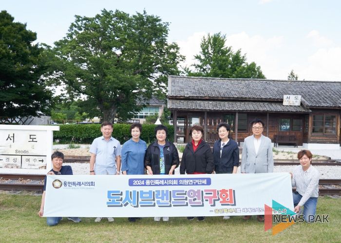 의원연구단체 도시브랜드연구회 회원들이 기념 촬영을 하고 있다.