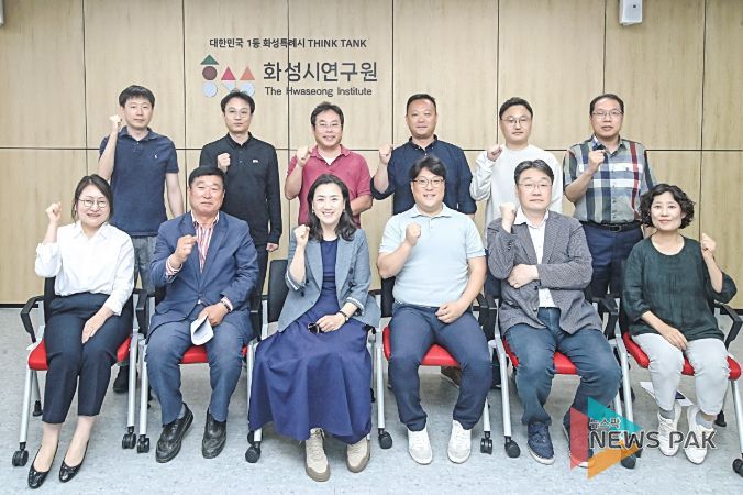 화성시의회 기획행정위원회 의원과 관계자 단체 사진