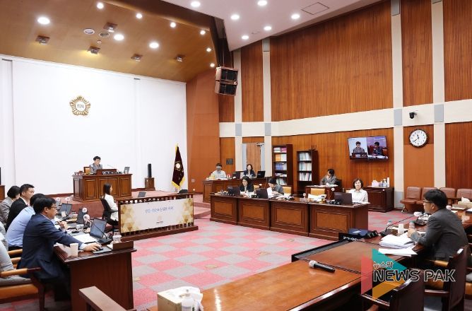 군포시의회의 2024년도 군포시 행정사무감사 현장.