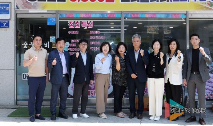 군포시의회 의원들이 지난 14일 ‘군포시 착한가격업소’ 이용 활성화에 앞장서기 위해 금정동 소재 금정숯불갈비를 방문했다.