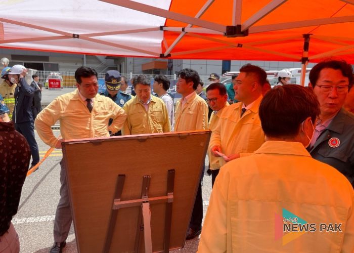 화성시의회 도시건설위원회 소속 의원들이 화재현장에서 상황판을 보고있다.
