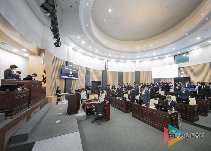 화성 아리셀 공장 화재사고 묵념하는 화성시의회 의원 모습