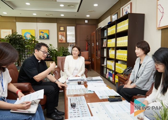 의원연구단체 용인, 역사종교문화여행의 시작 회원들과 현정수 신부가 2027년 서울 세계청년대회의 개최 지원 방안에 대한 의견을 나누고 있다.