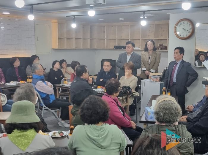 지난 4월 초 신원당마을 주민총회에 사잔컨설팅 용역 취지에 대해 설명하고 있는 임홍열 의원