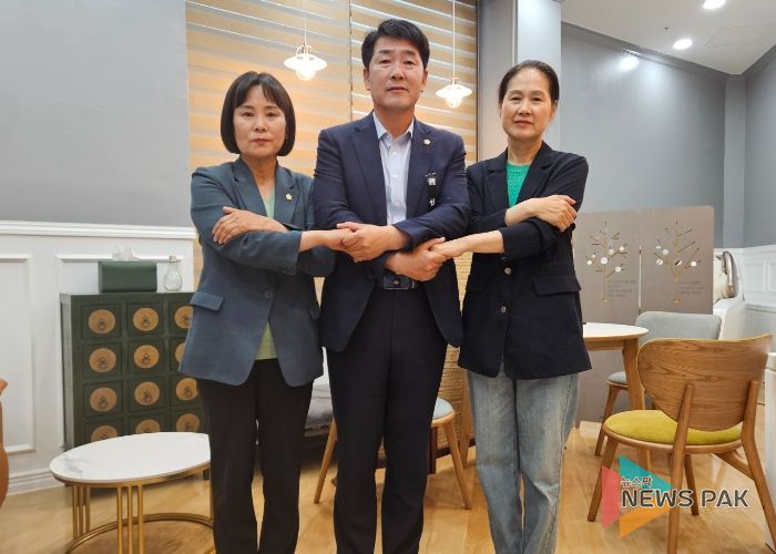 후반기 원구성에 합의한 화성시의회 의원(좌로부터 위영란 의원, 배정수 의장, 김미영의원)