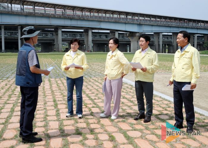 광명시의회 더불어민주당 시의원들 물놀이장 개장을 앞두고 현장 안전 점검