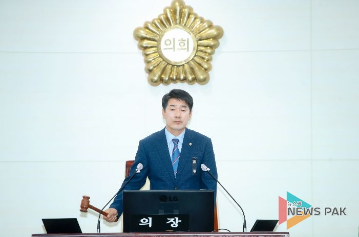 제233회 화성시의회 임시회에서 의사봉 타봉중인 배정수의장