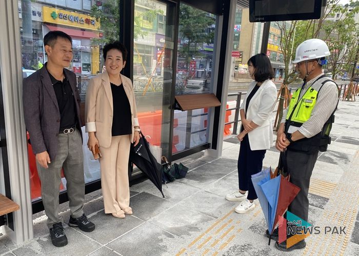 김수진 시의원이 대화역 중앙버스정류장 공사 현장을 방문하고 있다(7.8.)