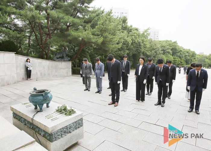 안양시의회, 현충탑 참배로 후반기 의정활동 시작