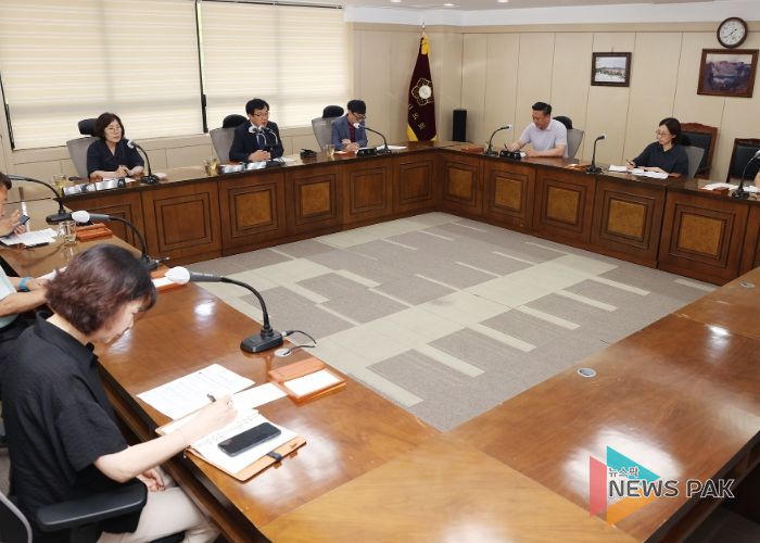 제9대 군포시의회 후반기 의장단과 상임위원장단(3개 위원회)이 모여 향후 의회 운영을 논의하는 간담회를 개최했다.