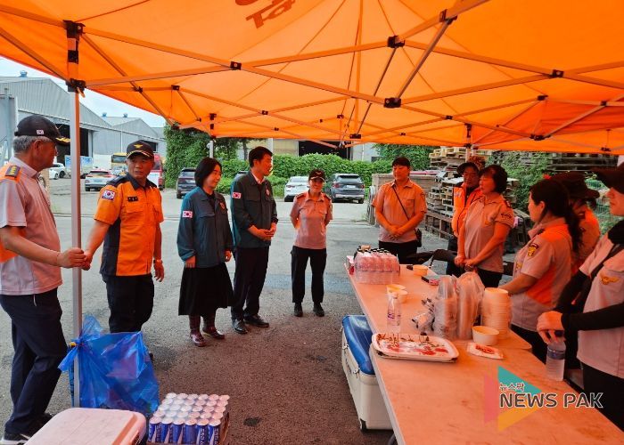 소방관계자에게 업무 보고 받는 배정수의장과 조오순의원