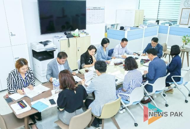 화성시의회 경제환경위원회 소속 의원들이 소관부서 주요 안건을 청취하는 모습