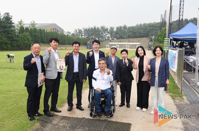 궁도 대회에 참석한 화성시의회 의원들과 관계자 단체