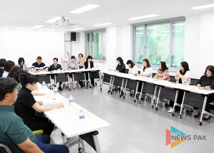 화성시 어린이집연합회 간담회 하는 화성시의회 문화복지위원회 의원