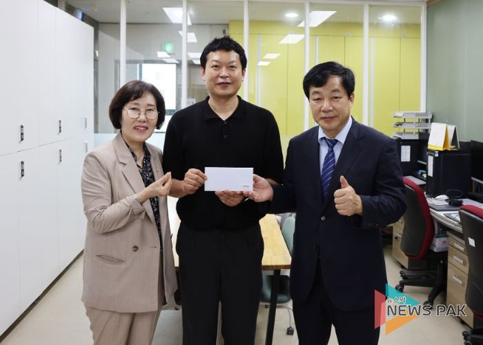 추석을 앞둔 9월 12일, 군포시의회 김귀근 의장과 신금자 부의장은 지역 내 사회복지 생활시설 9개소를 위문 방문했다.