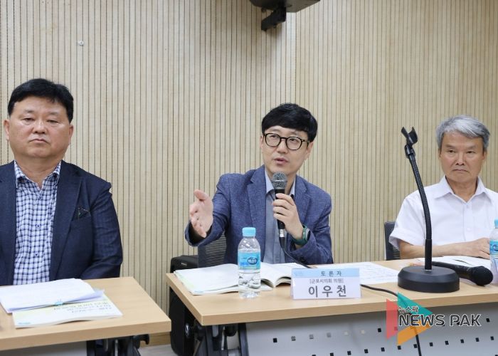 군포시의회는 지난 12일 수리산도립공원 탐방안내소 회의실에서 개최된 군포시민주시민교육네트워크가 주최 ‘수리산 관통 민자고속도로(시흥~수원) 추진 반대 토론회’에서 ”도로 깨설 계획 철회가 정답“이라고 주장했다. 군포시의회를 대표해 이우천 시의원(의회운영위원회 위원장)이 토론회에 참석해 입장을 표명했다.