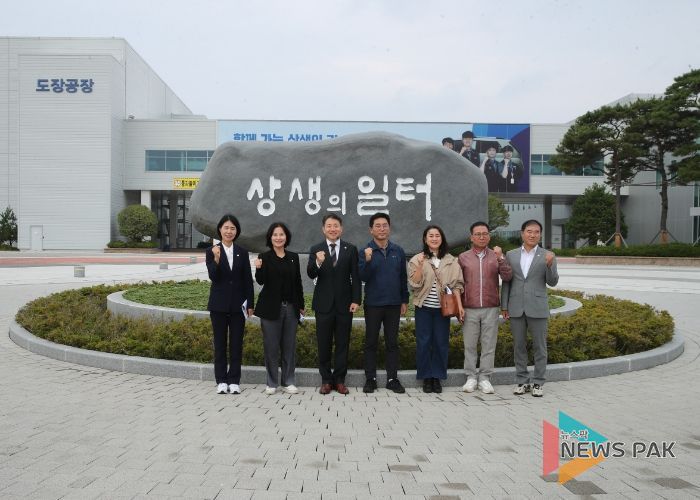 화성시의회 경제환경위원회 위원들이 광주글로벌모터스를 찾아 기념 촬영을 하고 있다.