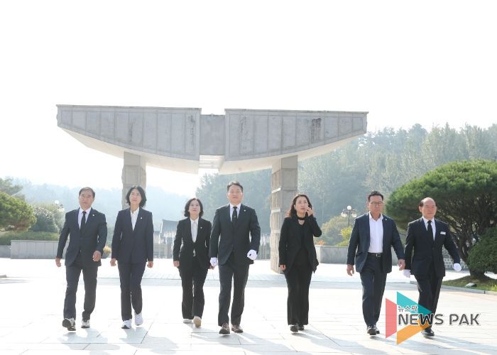 화성시의회 경제환경위원회 위원들이 국립5·18민주묘지 참배를 위해 입장하고 있다.