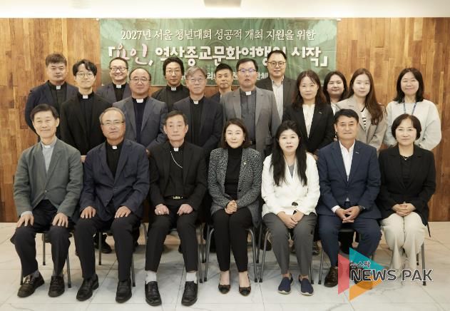 참석자들이 기념 촬영을 하고 있다.