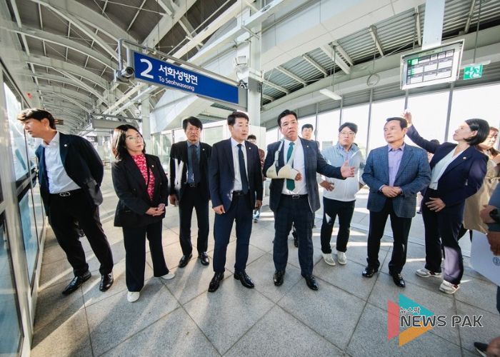 화성시의회 도시건설위원회 위원들이 서해선 복선전철 향남역 건설 현장을 찾아 시설물 점검을 하고 있다.