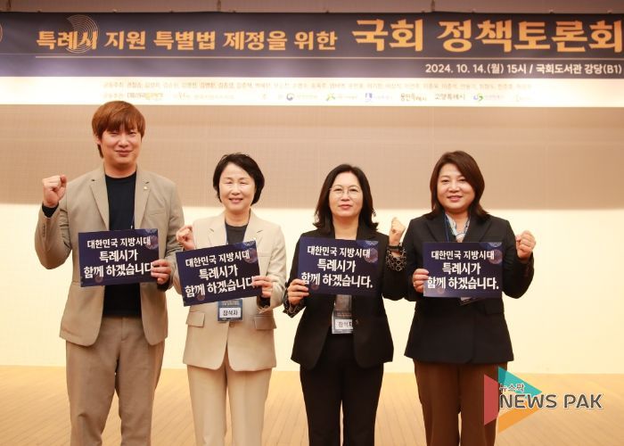 왼쪽부터 이상욱 의원, 유진선 의장, 이윤미 의회운영위원장, 박희정 의원